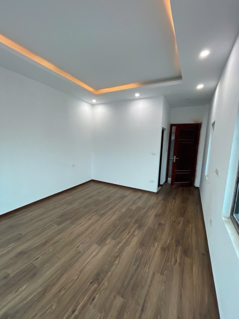 BÁN GẤP NHÀ ĐÔNG LA, MẶT PHỐ OTO TRÁNH, KINH DOANH SẦM UẤT, Ô CHỜ THANG MÁY